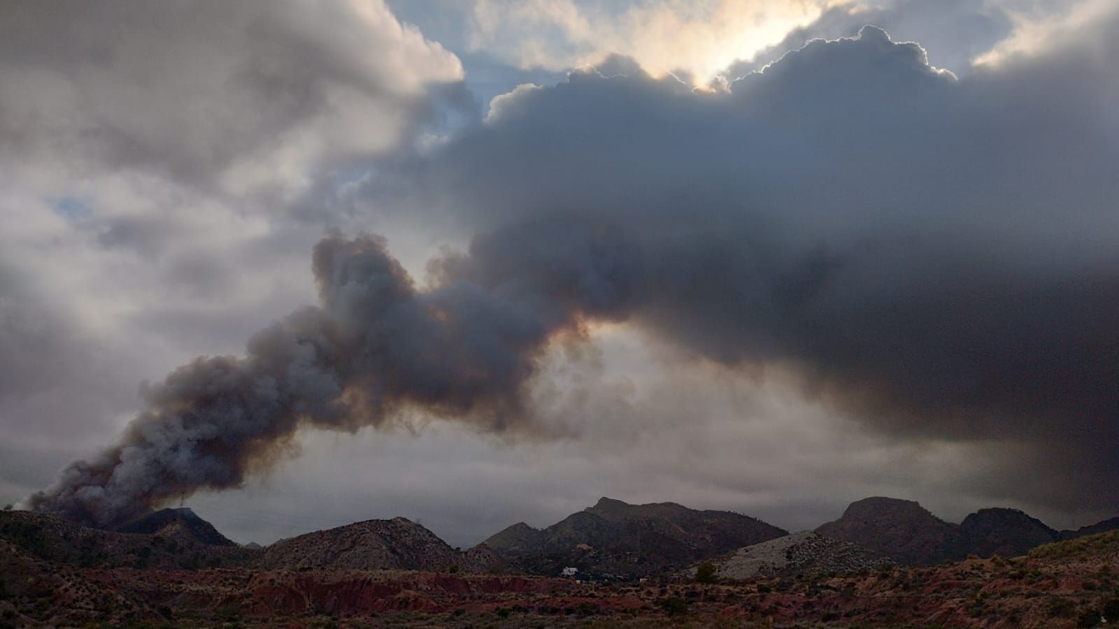Els bombers del Consorci d'Alacant treballen per a extingir el foc que està a hores d'ara "està acotat i no registra cap ferit"