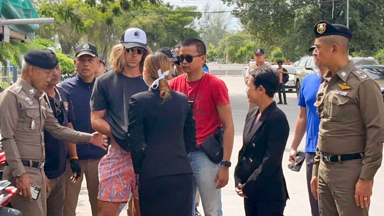 Daniel Sancho, amb diversos agents de policia, en quedar detingut com a sospitós per l'assassinat d'un cirugià colombià