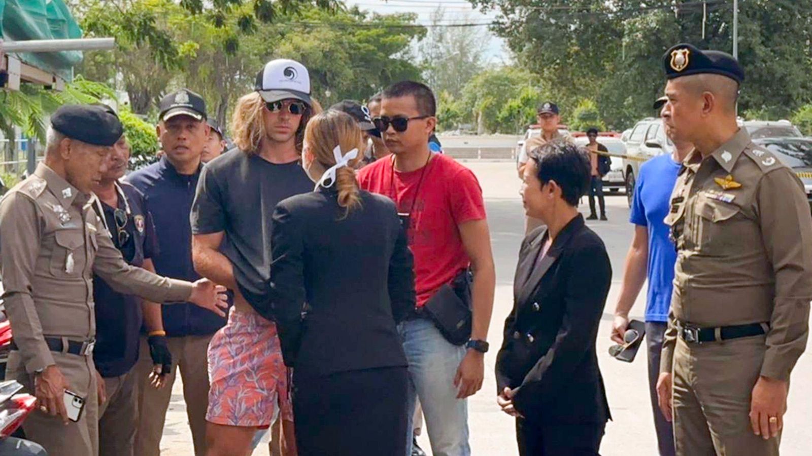 Daniel Sancho, amb diversos agents de policia, en quedar detingut com a sospitós per l'assassinat d'un cirugià colombià