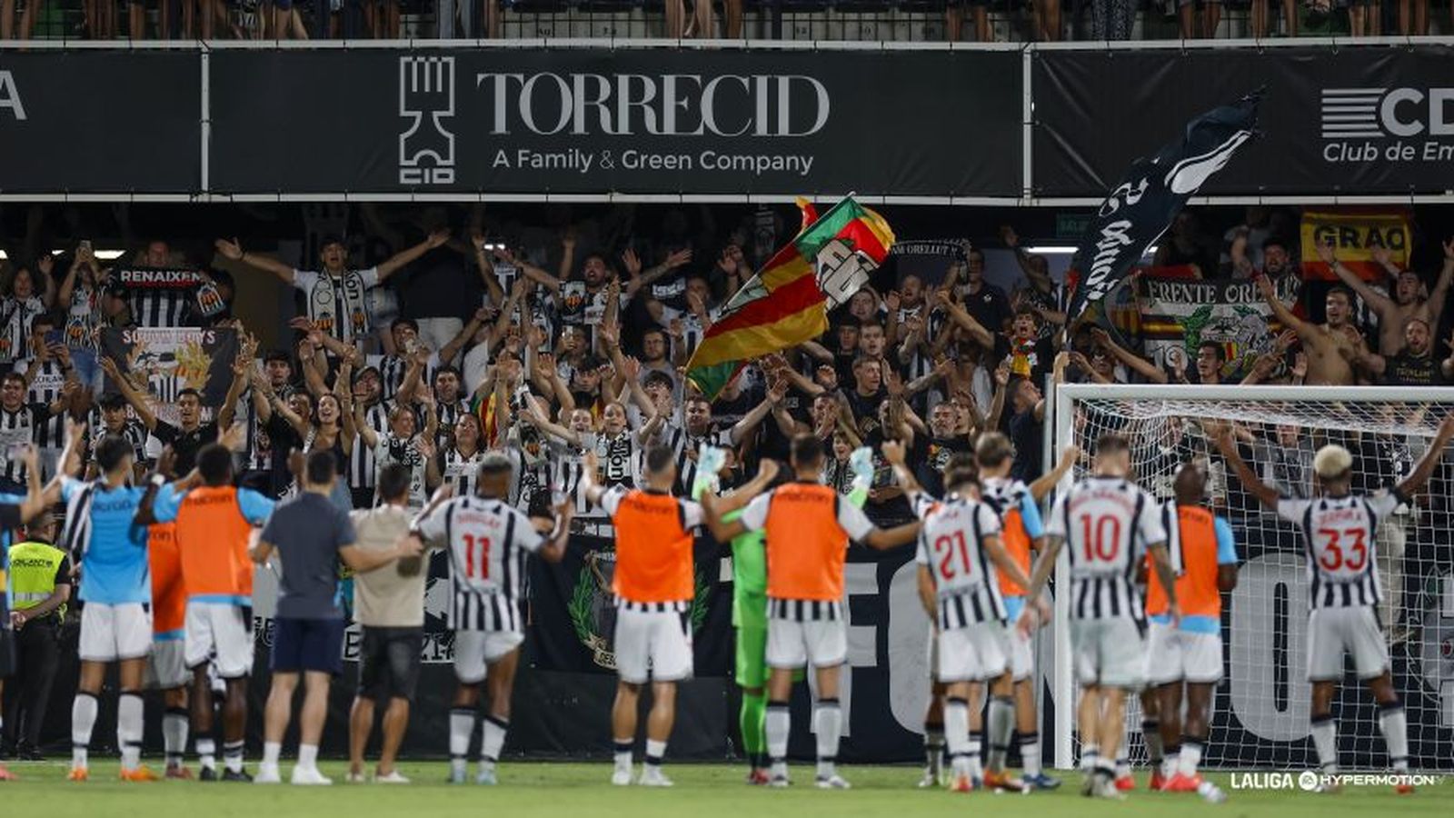 Els jugadors del Castelló celebren amb l'afició el primer punt en Segona