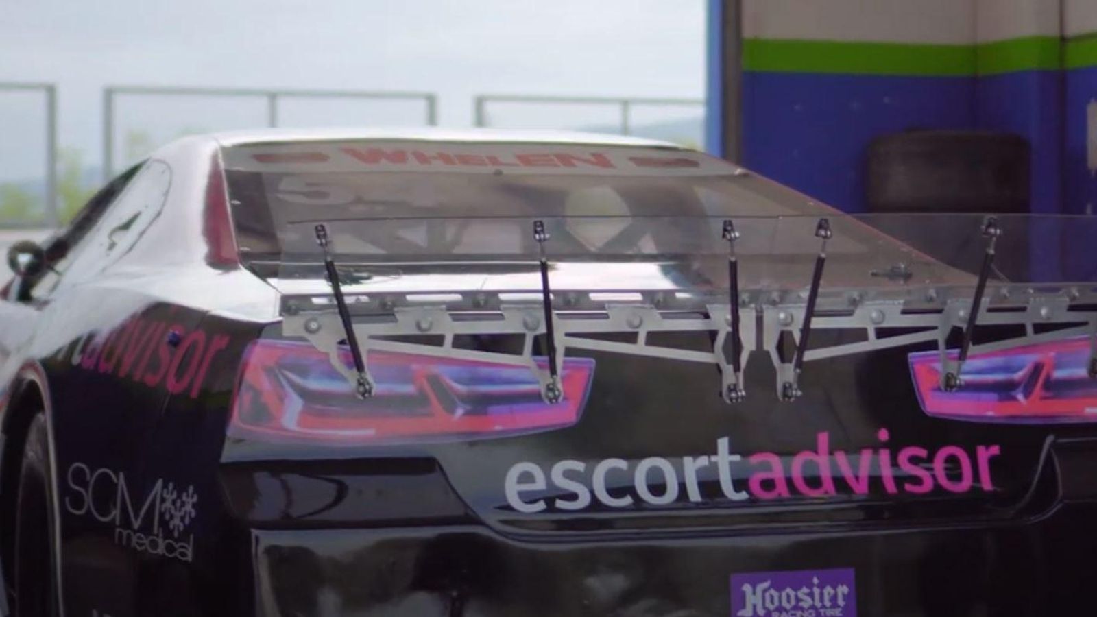 Publicitat que llueixen els cotxes de l'escuderia