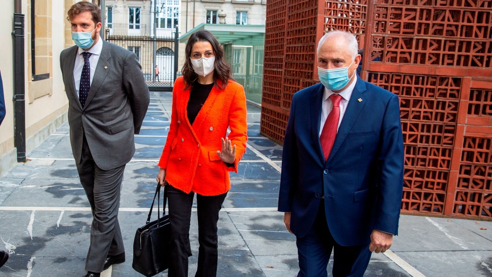 La líder de Ciutadans, al centre, amb diputats bascos, arriba al parlament basc a Vitòria en una imatge d’arxiu