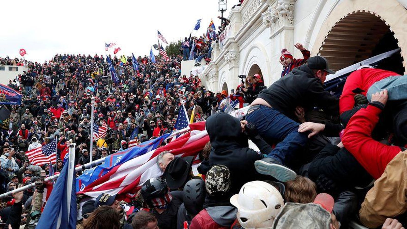 Assalt violent a la càmera de representants dels Estats Units el 6 de gener de 2021 (imatge de portada)
