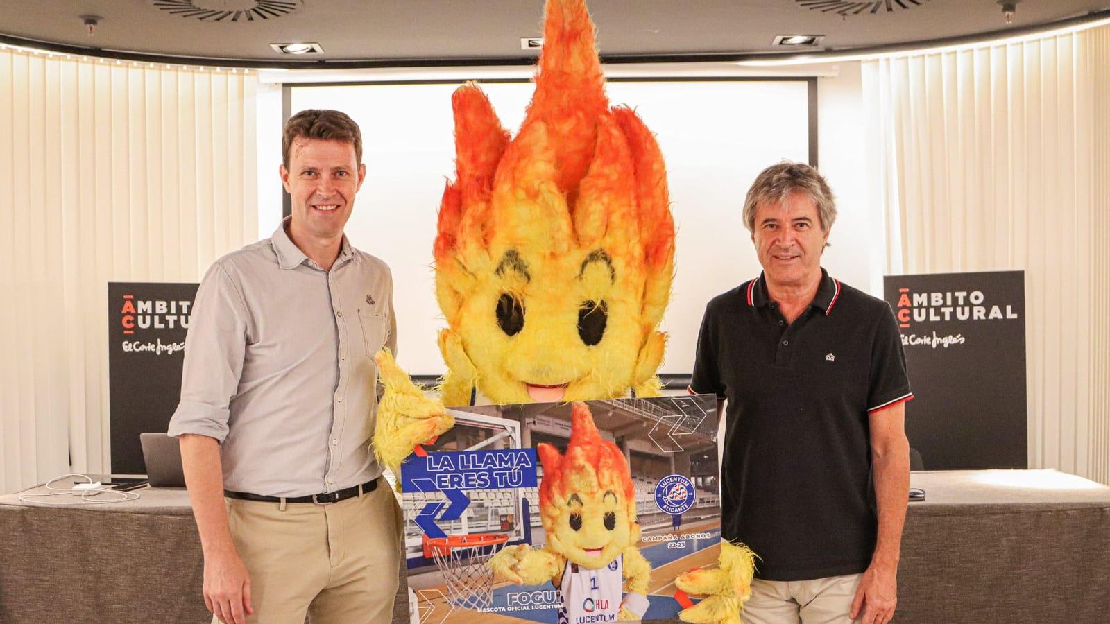 La presentació ha comptat amb la cridanera presència de la mascota Fogui La presentació ha comptat amb la cridanera presència de la mascota Fogui