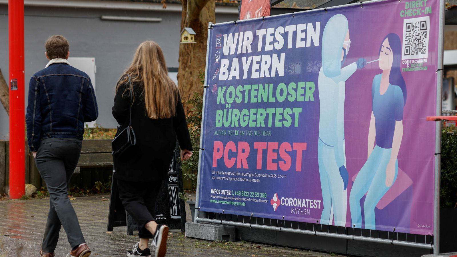 Un anunci de test PCR gratuïtes a Bavaria, un estat al sud d'Alemània
