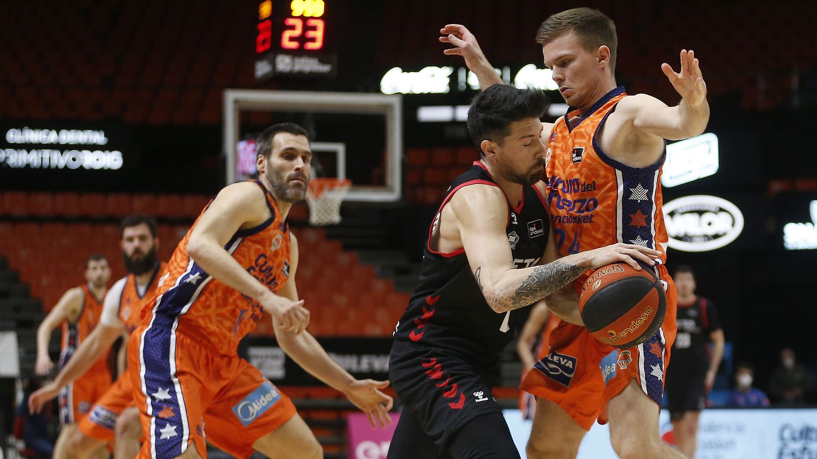 Martin Hermannsson bloqueja l'entrada a canasta d'un rival