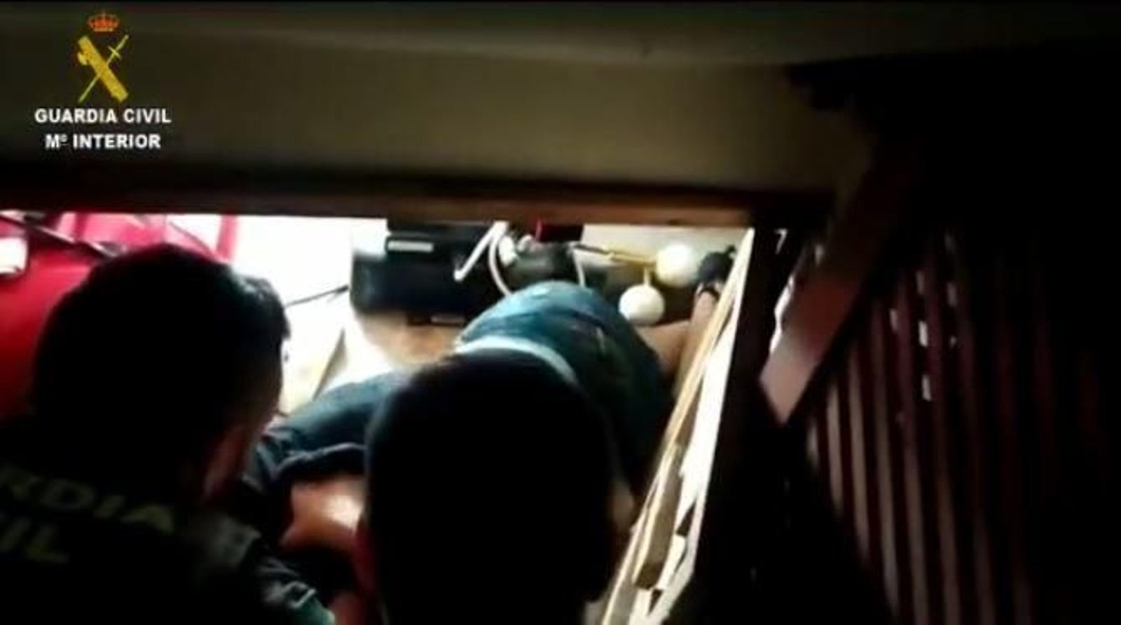 Moment del rescat de la dona per la Guàrdia Civil d'Alacant