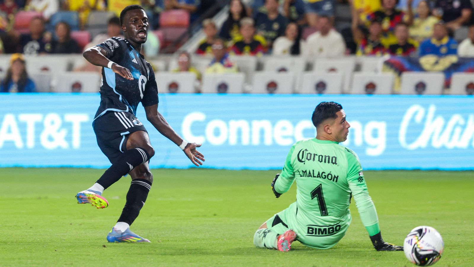 El Villarreal ultima el fitxatge de Tani Oluwaseyi