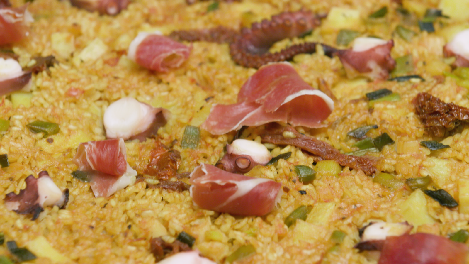 Paella de polp, creïlla i pernil