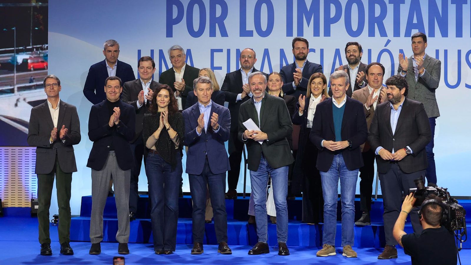 El president del PP, Alberto Núñez Feijóo, amb els barons durant l'acte de presentación de la 'Declaración de Saragossa', sobre finançament autonòmic