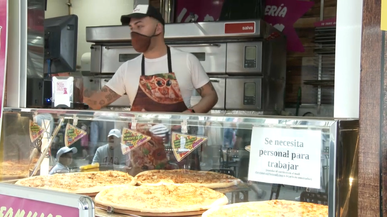 Un cartell en un foodtrack demana personal per a treballar