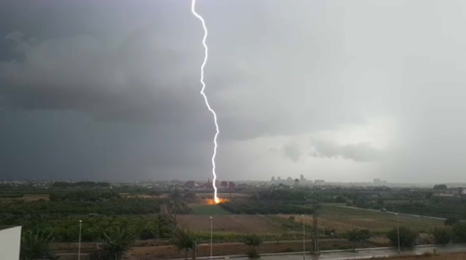 Un llamp cau als camps d'Alfara del Patriarca aquest dilluns