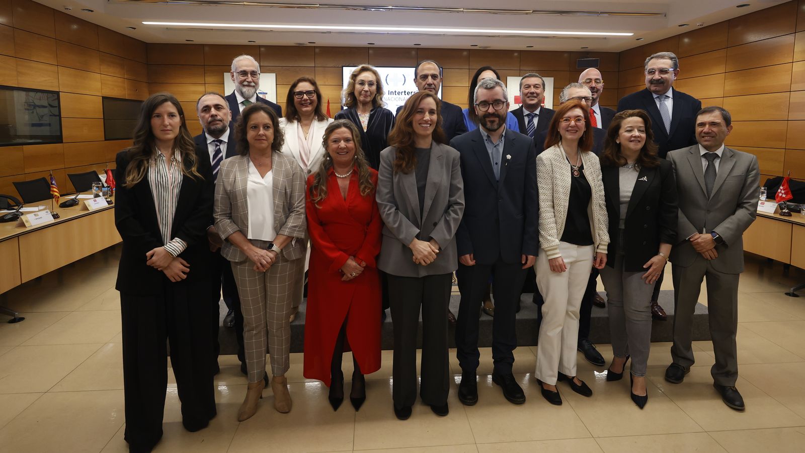 Foto de família de la ministra de Sanitat, Mónica García, amb els consellers de sanitat  en la reunió del Consell Interterritorial del Sistema Nacional de Salut aquest divendres