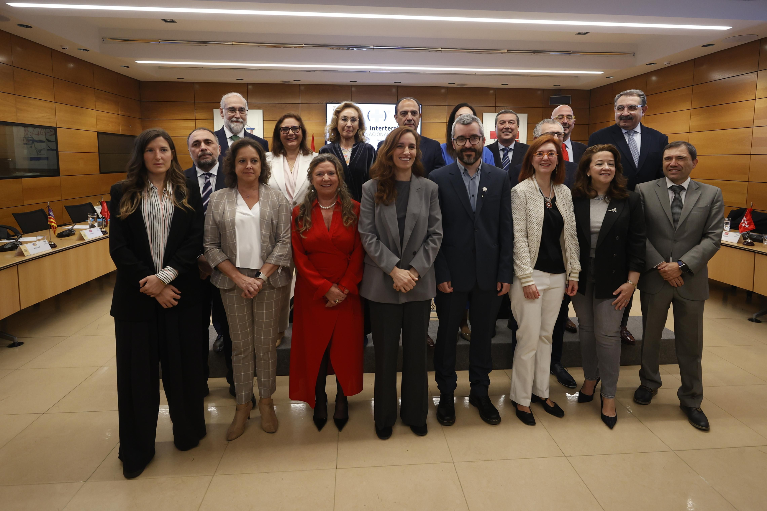 Foto de família de la ministra de Sanitat, Mónica García, amb els consellers de sanitat  en la reunió del Consell Interterritorial del Sistema Nacional de Salut aquest divendres