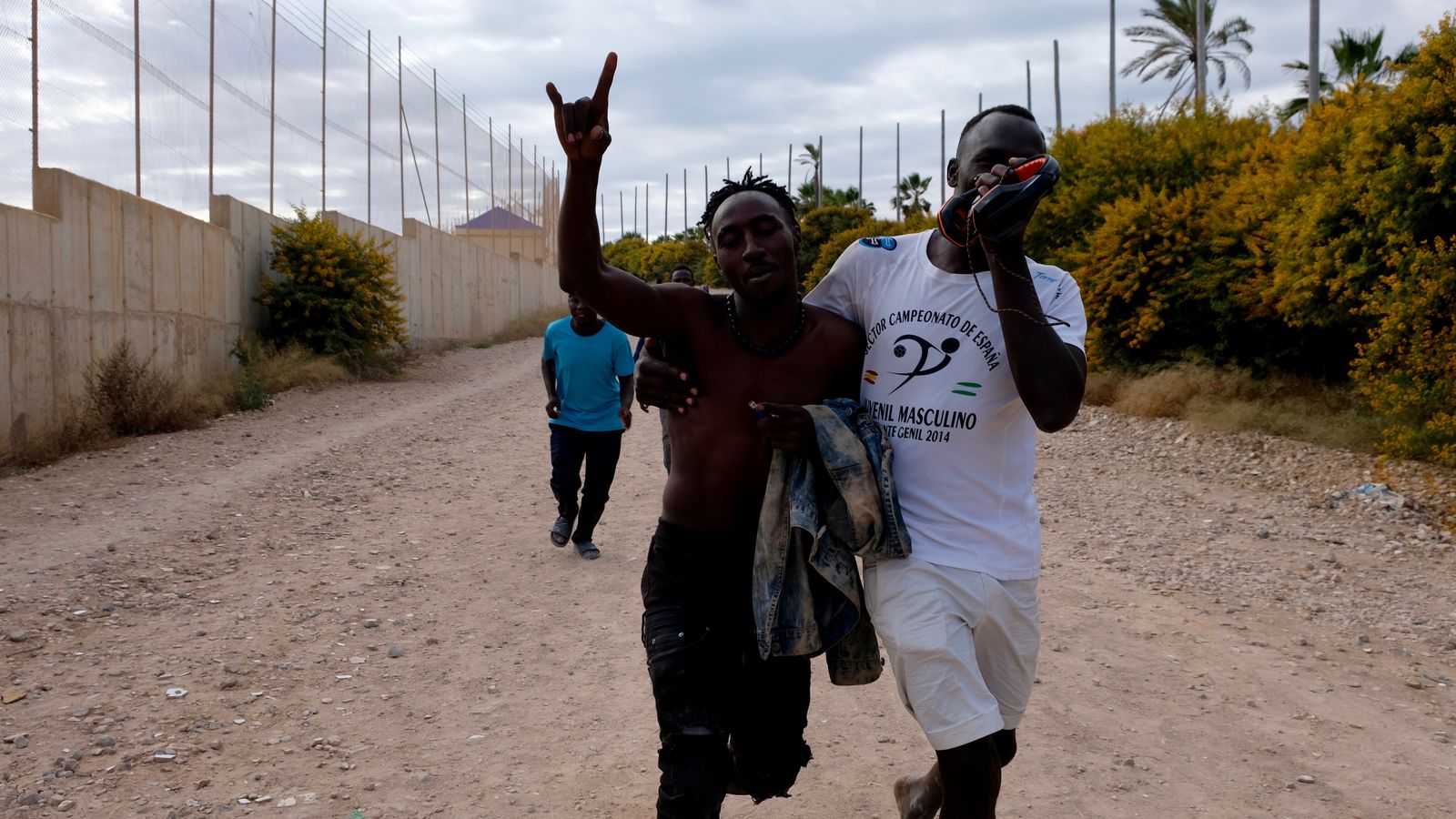 Dos migrants al costat de la frontera entre Melilla i el Marroc, el 24 de juny de 2022