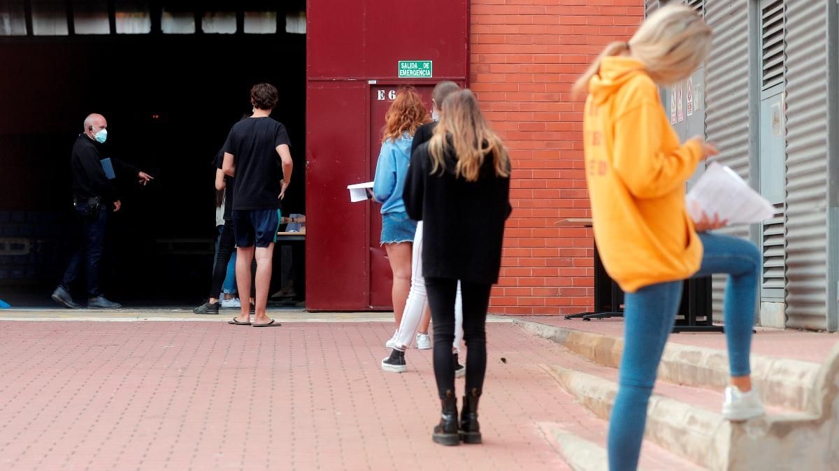 Alumnes de la Universitat Politècnica de València fent cua per fer-se les PCR. (Efe) Alumnes de la Universitat Politècnica de València fent cua per fer-se les PCR. (Efe)