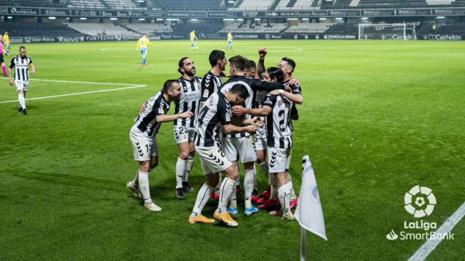 Els jugadors orelluts celebren un dels gols