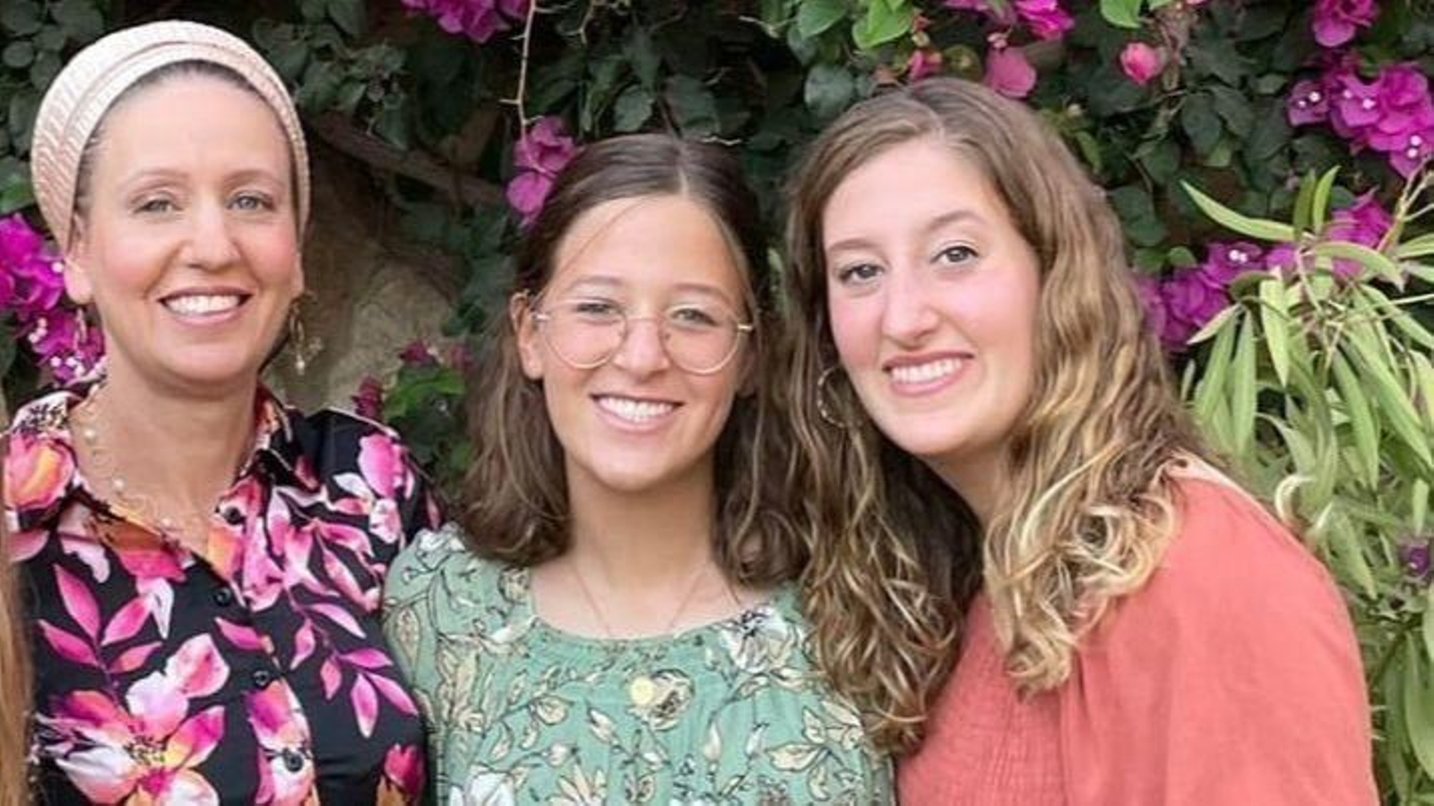 En imatge, Lucy Dee i les fines Rina i Maia, les colones assassinades l'abril