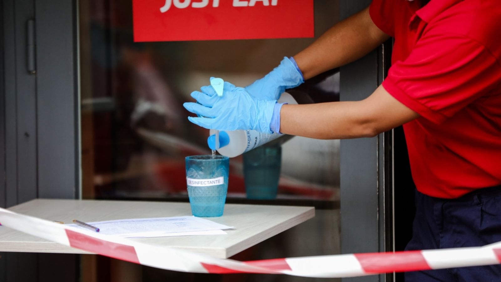 Treballadora d'una cadena de restauració amb guants i mascareta