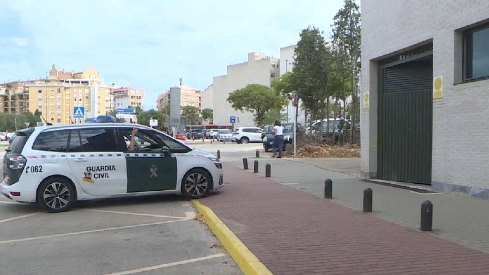 Un vehicle de la Guàrdia Civil accedeix al Palau de la Justícia de Dénia