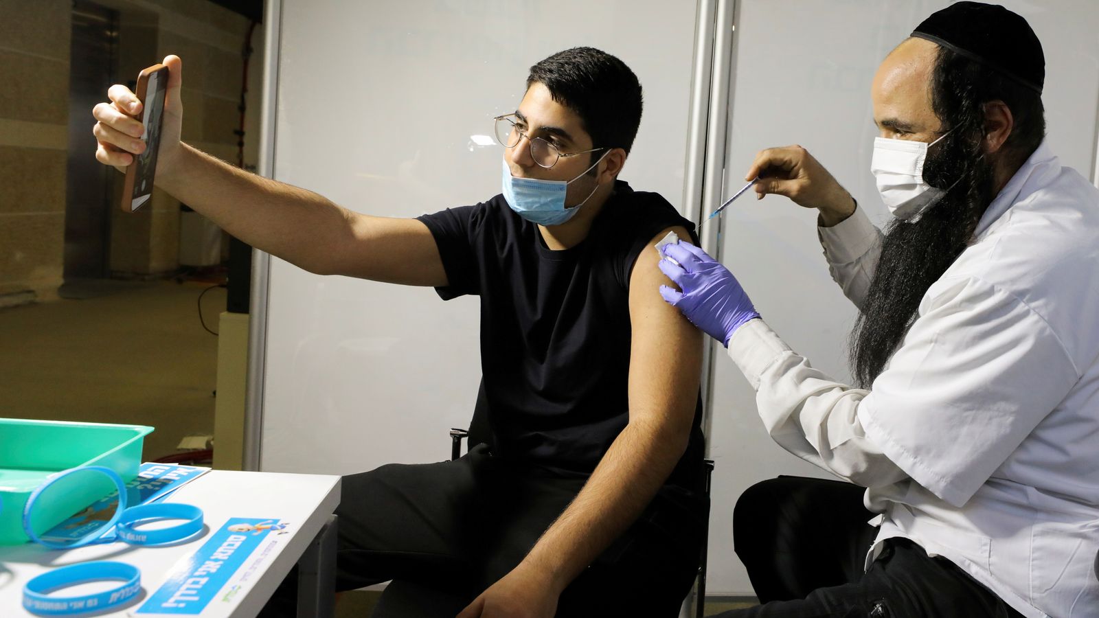 Un home rep la vacuna contra el coronavirus a Jerusalem