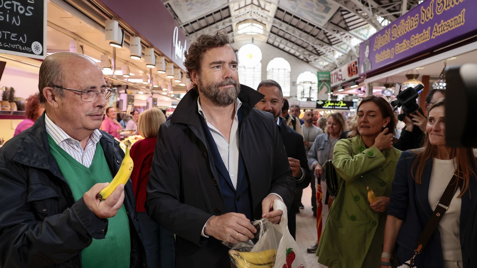 El portaveu de Vox en el Congrés, Iván Espinosa de los Monteros, i el diputat, Ignacio Gil Lázaro, durant la seua visita el Mercat Central de València