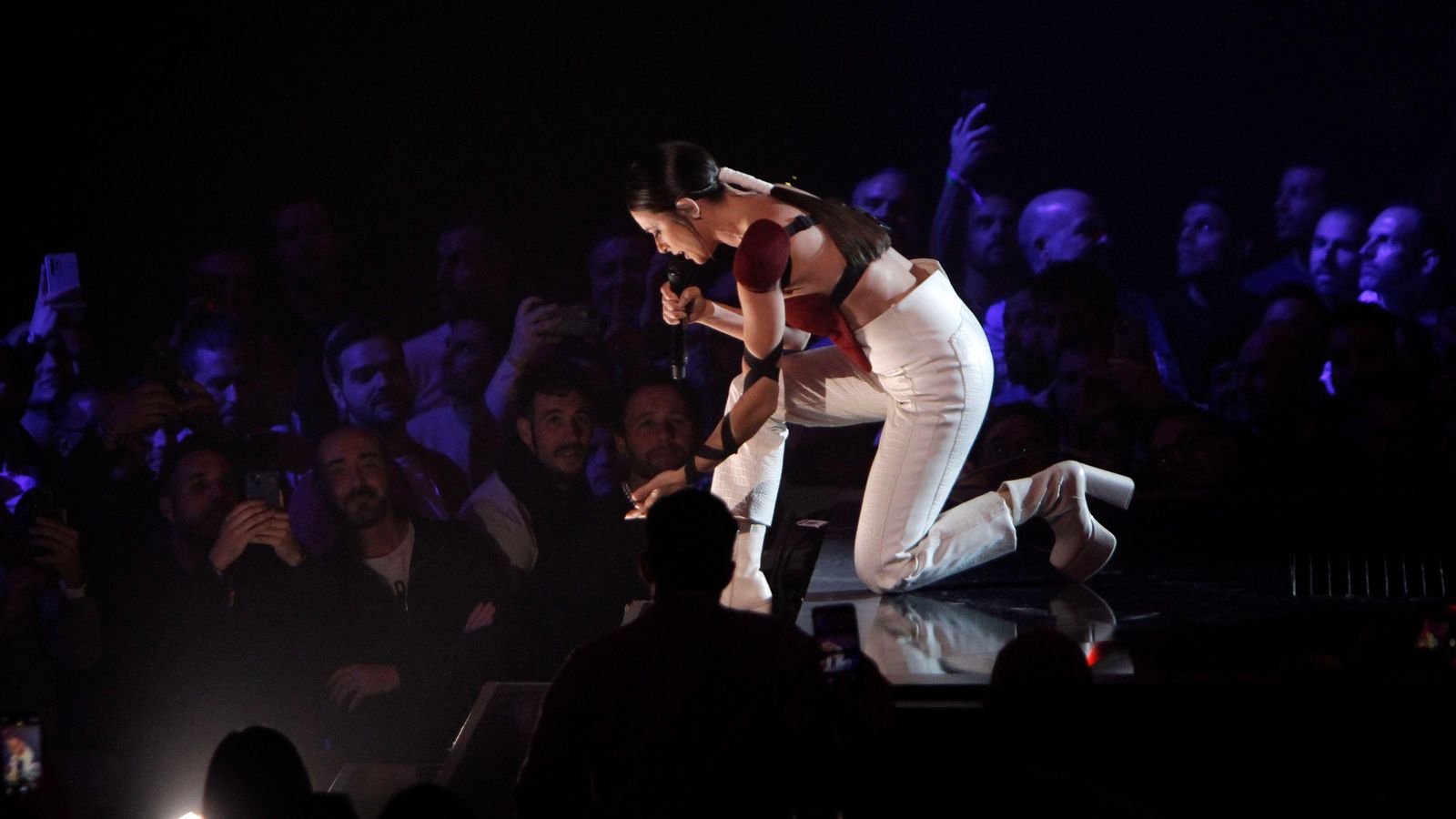 L'artista Blanca Paloma durant la interpretació del seu tema en la semifinal d'aquest dijous del Benidorm Fest