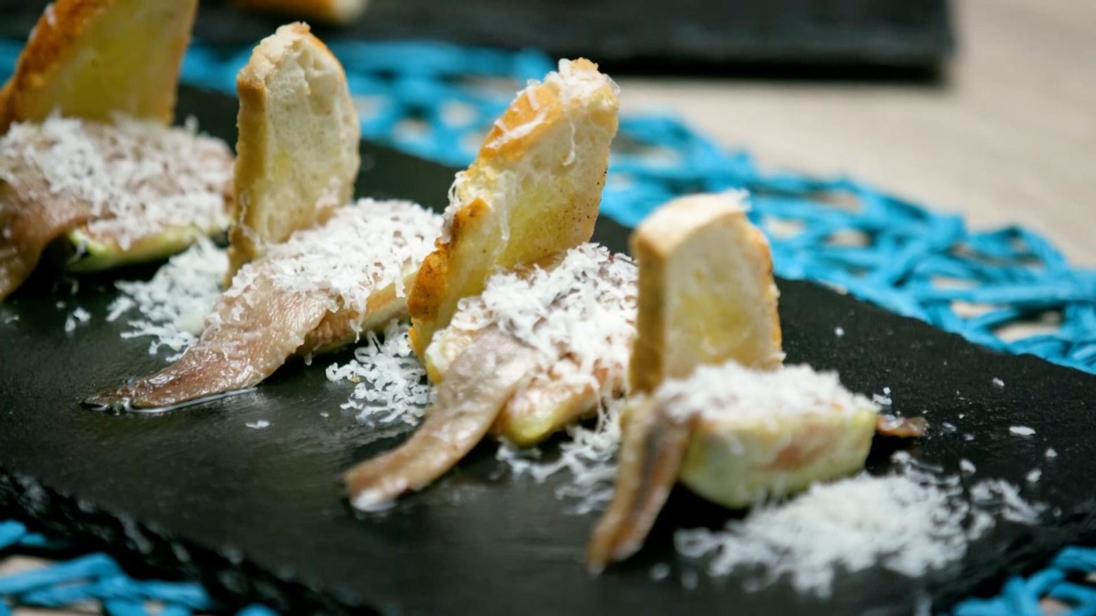 Figues amb anxoves, cruixent de pà i formatge de cabra