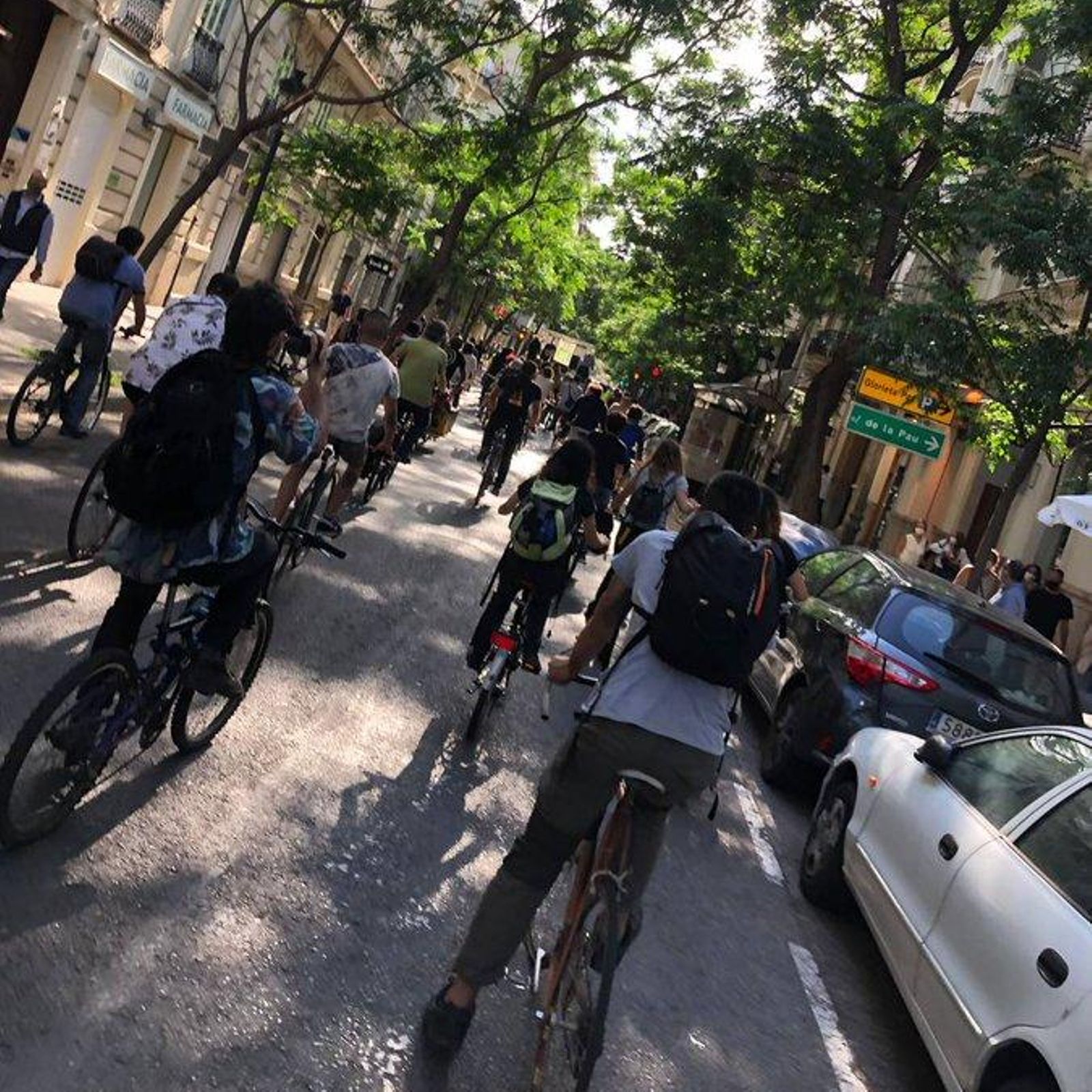 Columna ciclista contra els desnonaments