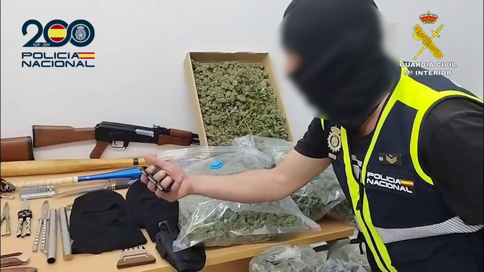 Imatge de l'escorcoll de la Guàrdia Civil amb la marihuana i altres objectes incautats