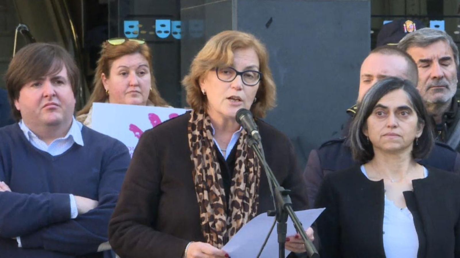 L'alcaldessa de Borriana, al costat d'altres regidors, durant la concentració de protesta per aquesta agressió sexual