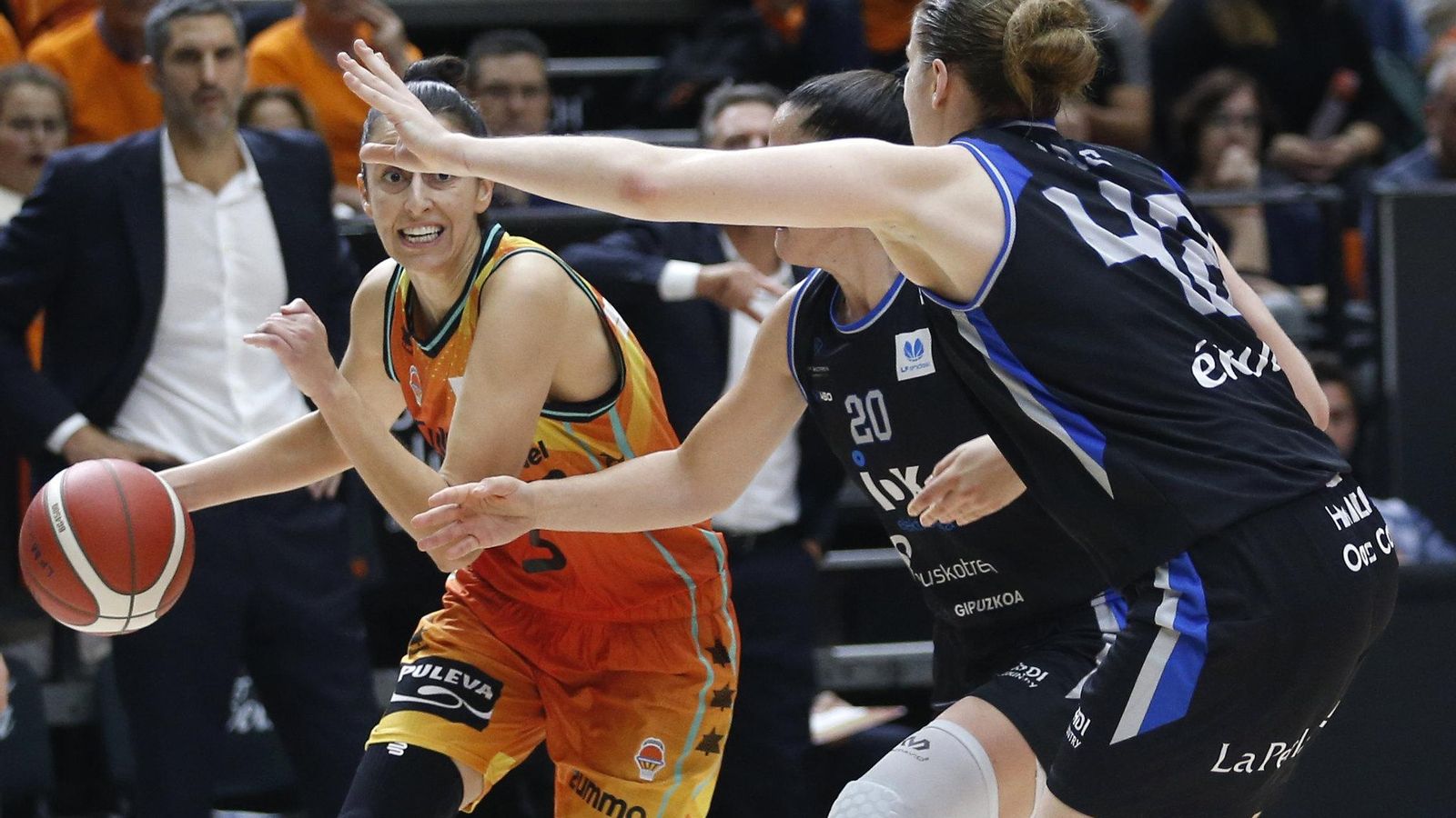 Alba Torrens, en una acció del partit