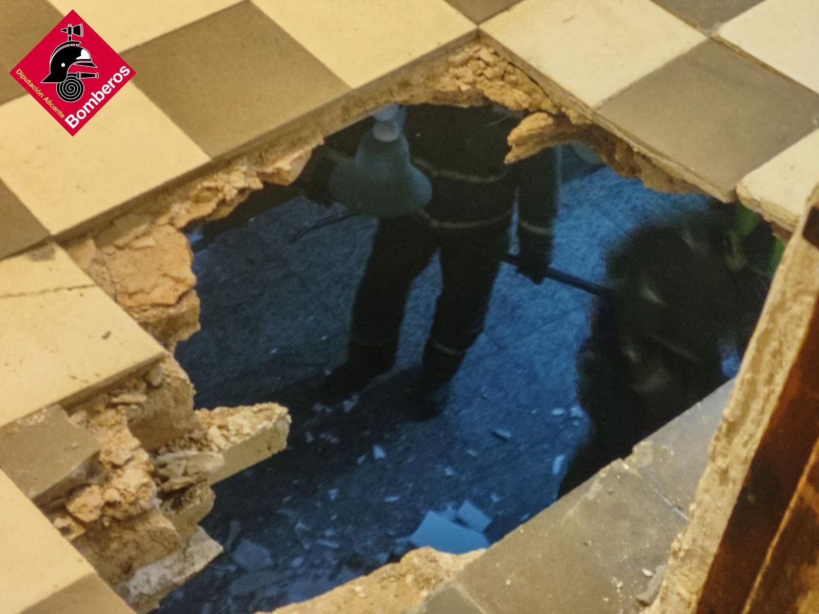 Forat que ha quedat en una de les habitacions de la casa, en cedir el terra perquè les bigues no han resistit