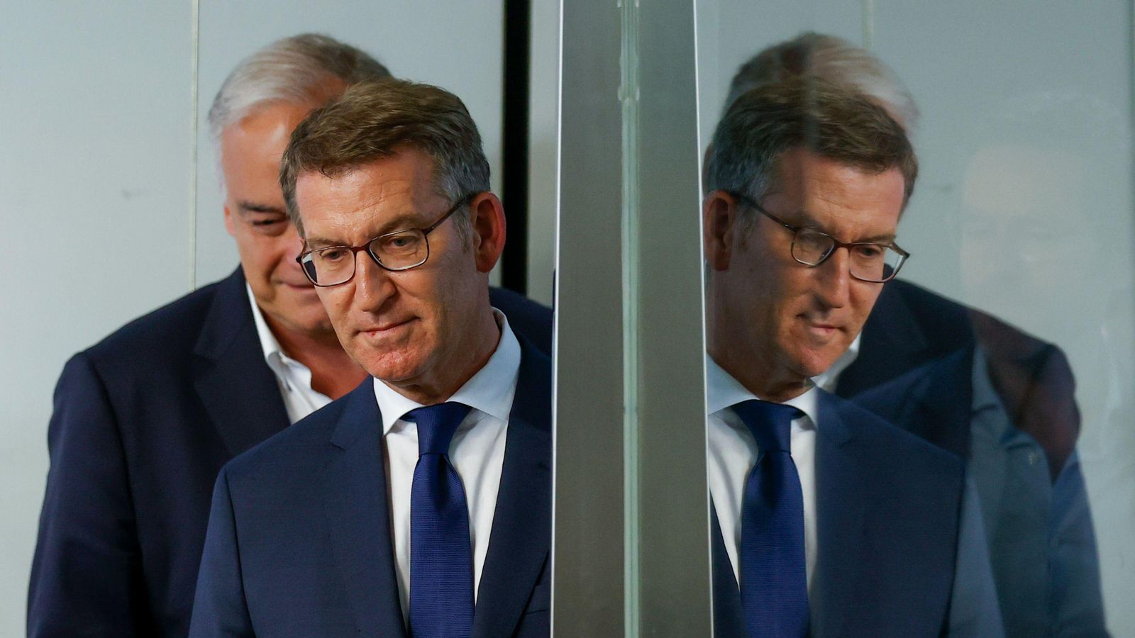 Alberto Núñez Feijóo accedeix a la sala on ha oferit la compareixença en què ha valorat l'avançament electoral de les generals