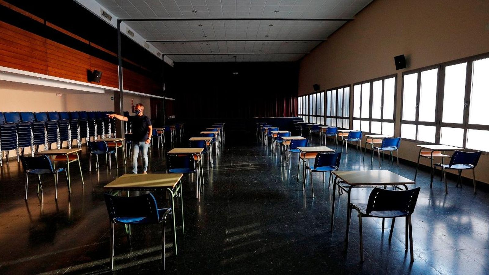 El col·legi Pius XII de València ha reconvertit la sala d'actes en una aula