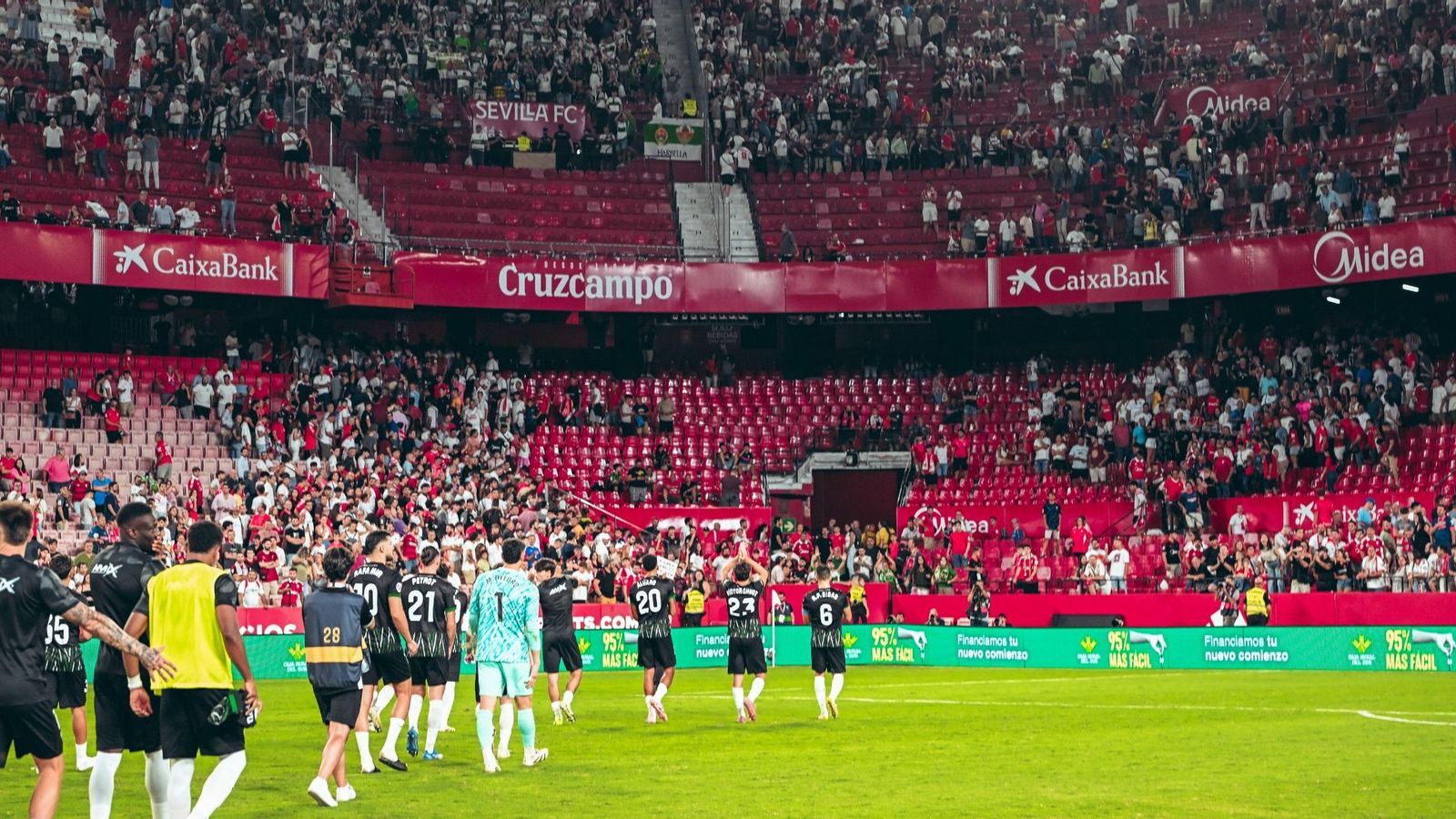 Els jugadors del conjunt il·licità saluden l'afició desplaçada al Sánchez-Pizjuán