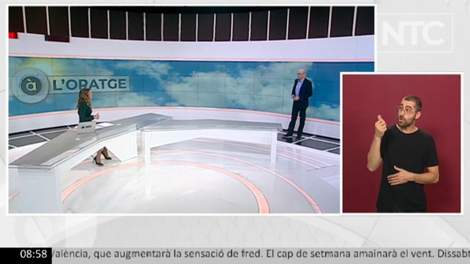 La llengua de signes en la televisió d'À Punt, en una imatge d'arxiu