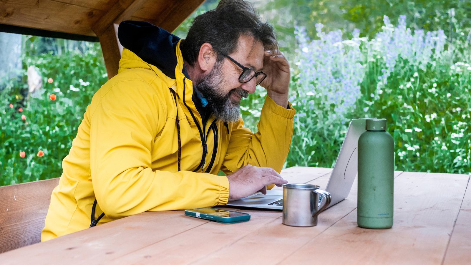 Imatge d'arxiu d'un home treballant a distància mentre viatja