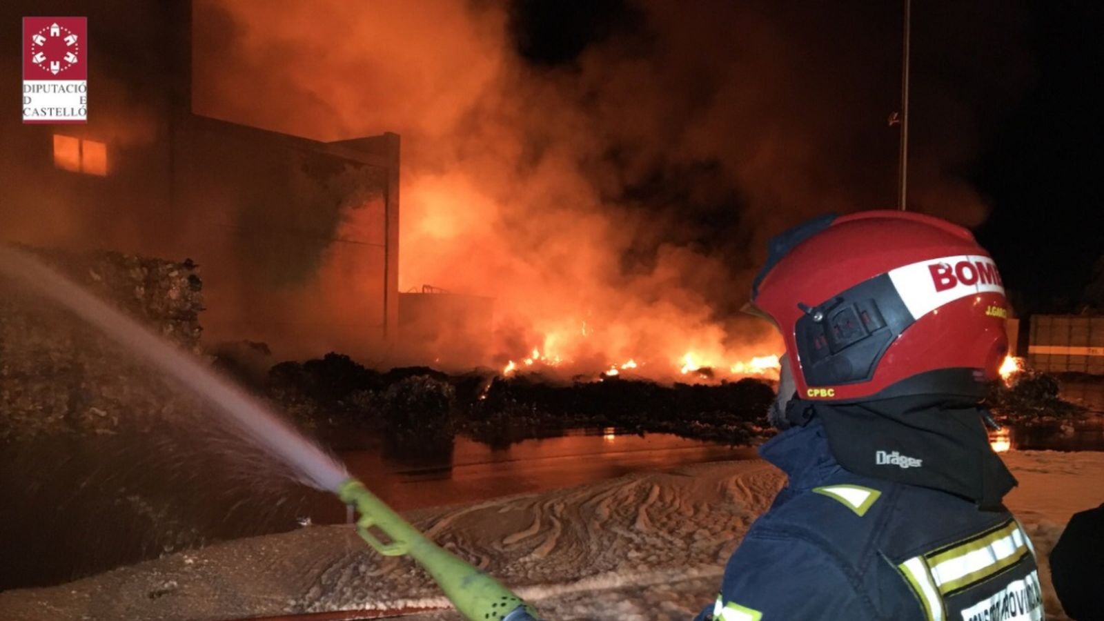 Fins a huit dotacions de bombers de la Generalitat i la Diputació de Castelló han treballat durant tota la nit contra el foc