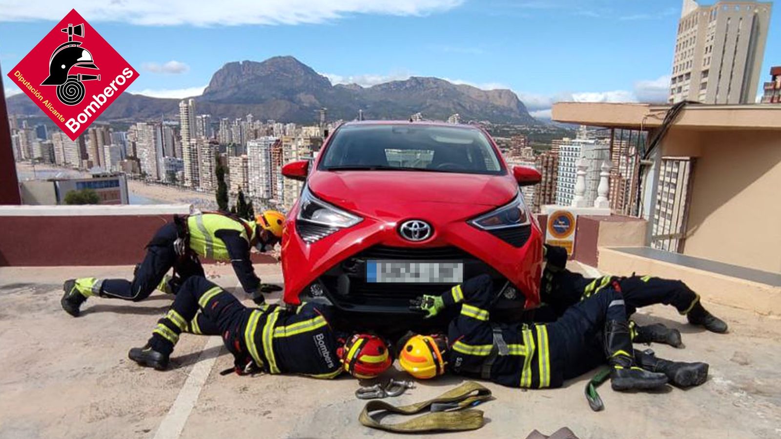 Estat en què va quedar el vehicle després de xocar contra el mur perimetral de l'aparcament
