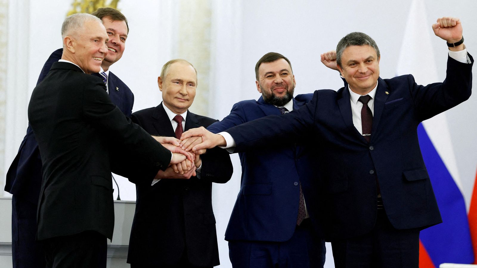 El president rus, Vladímir Putin, celebra l'annexió amb els líders separatistes de les regions ucraïneses