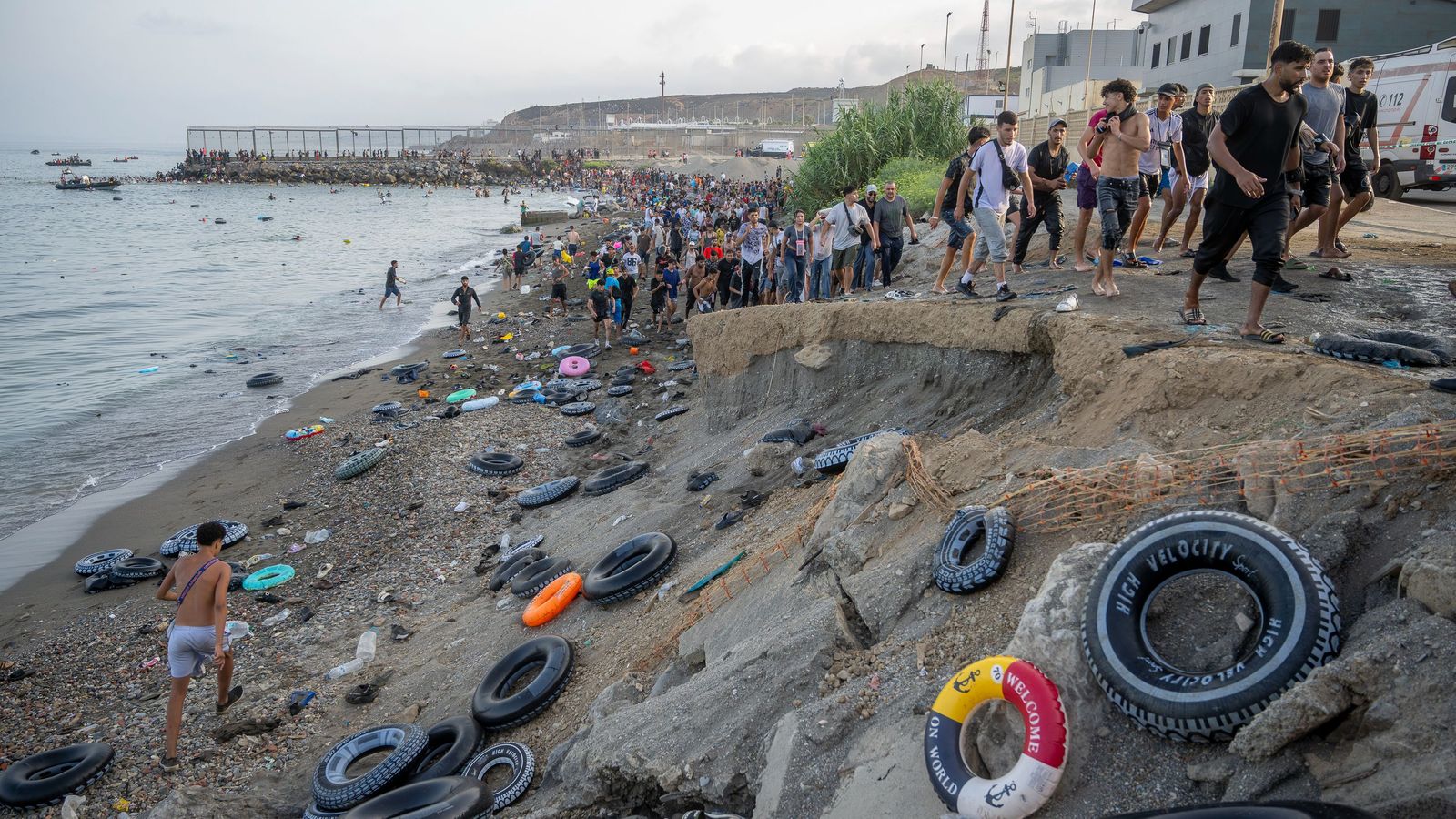 Un reguer de migrants accedixen al territori espanyol en una imatge del 31 de juliol