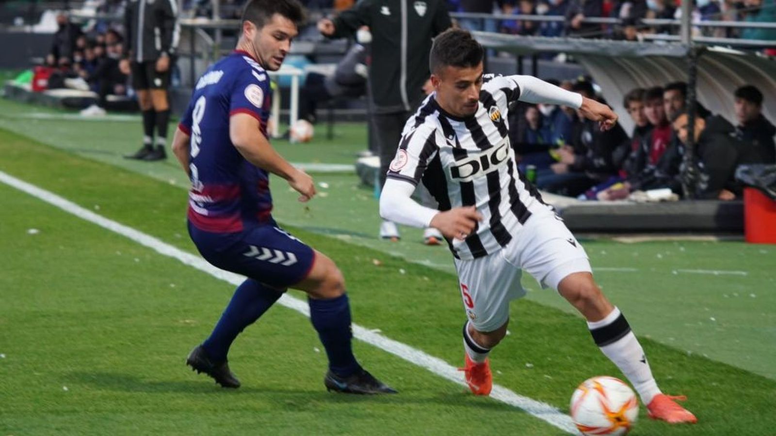 Aarón en una acció del partit contra el Costa Brava