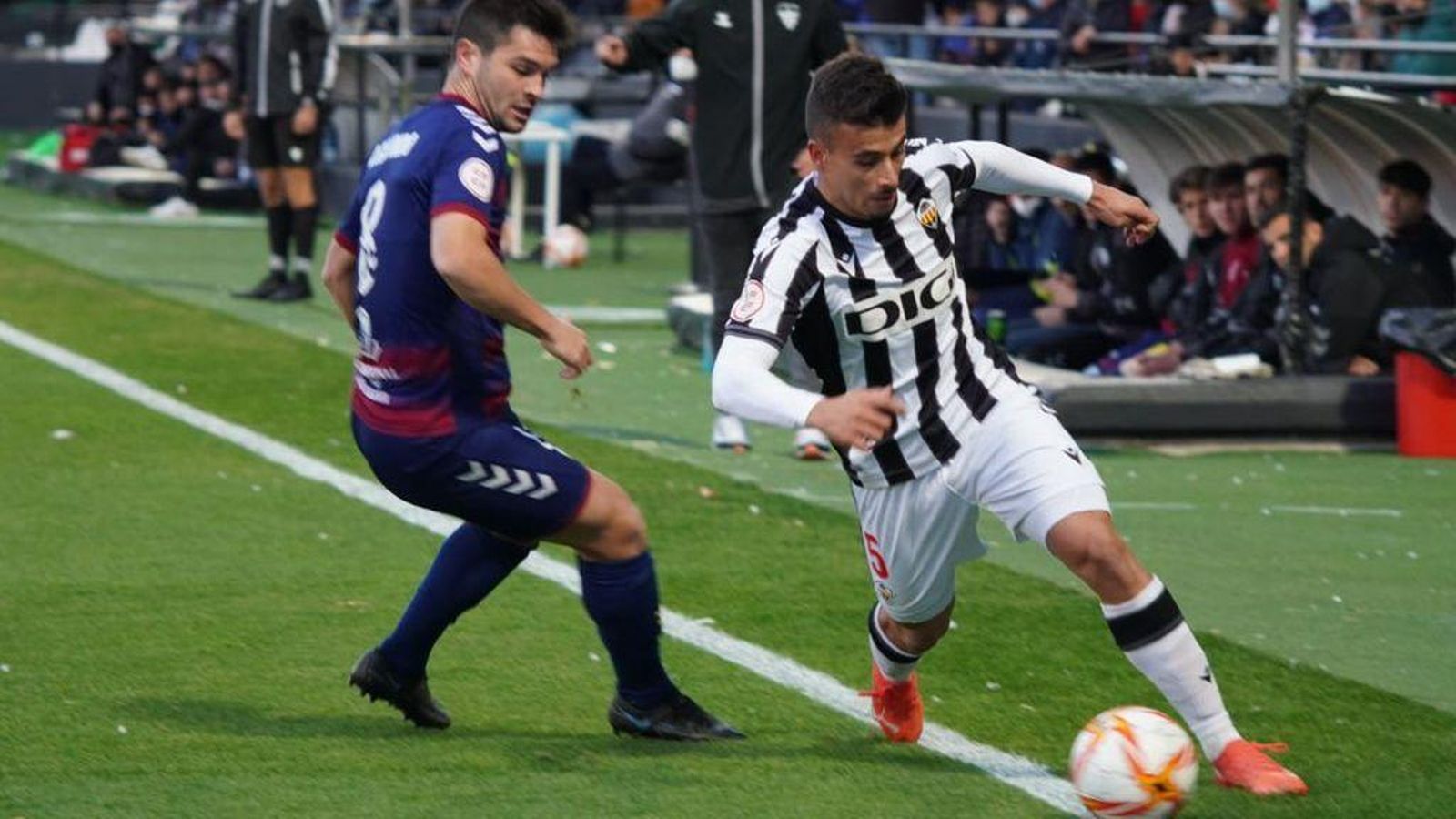 Aarón en una acció del partit contra el Costa Brava