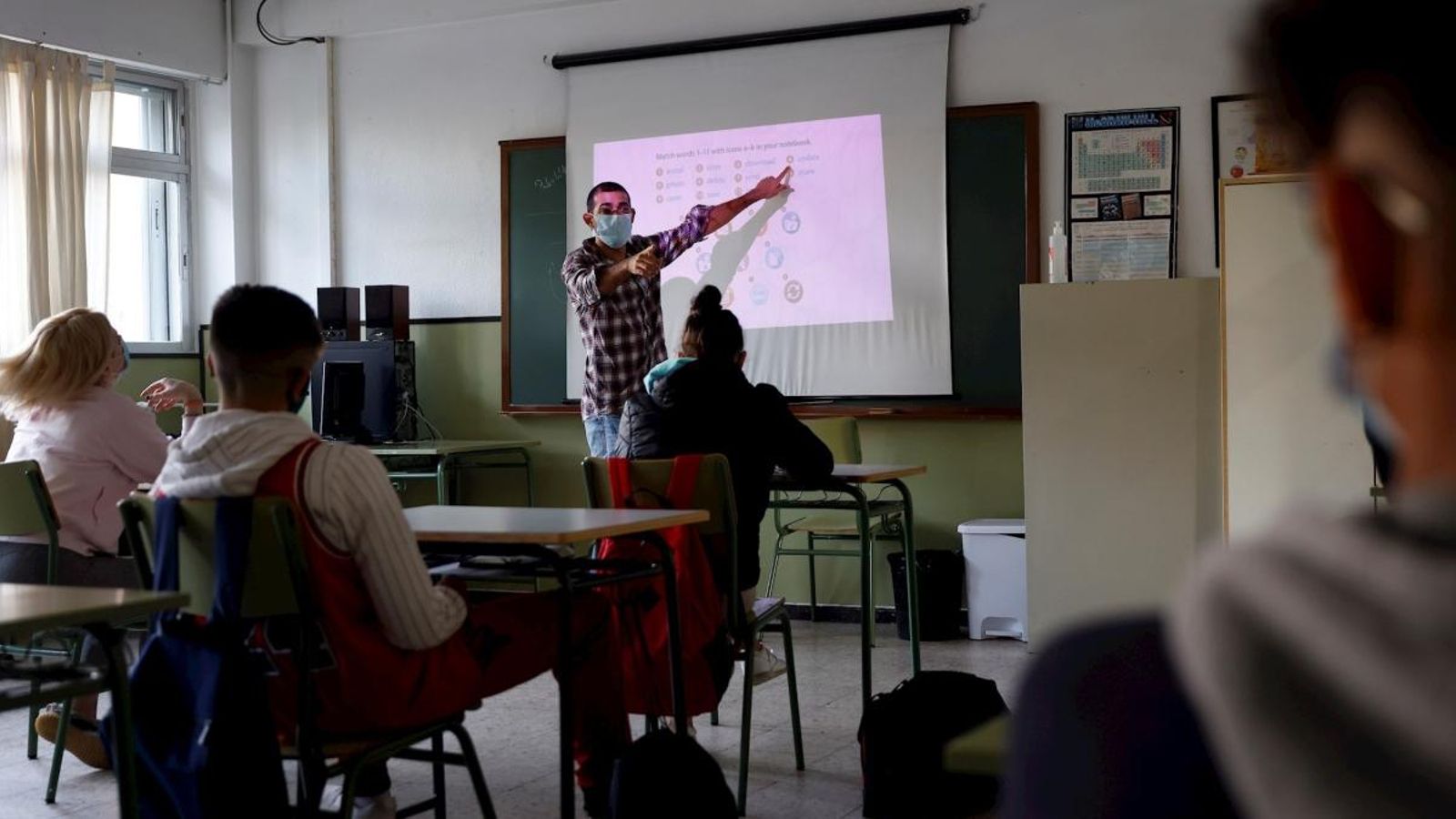 Imatge d'arxiu d'alumnat atenent les explicacions d'un professor