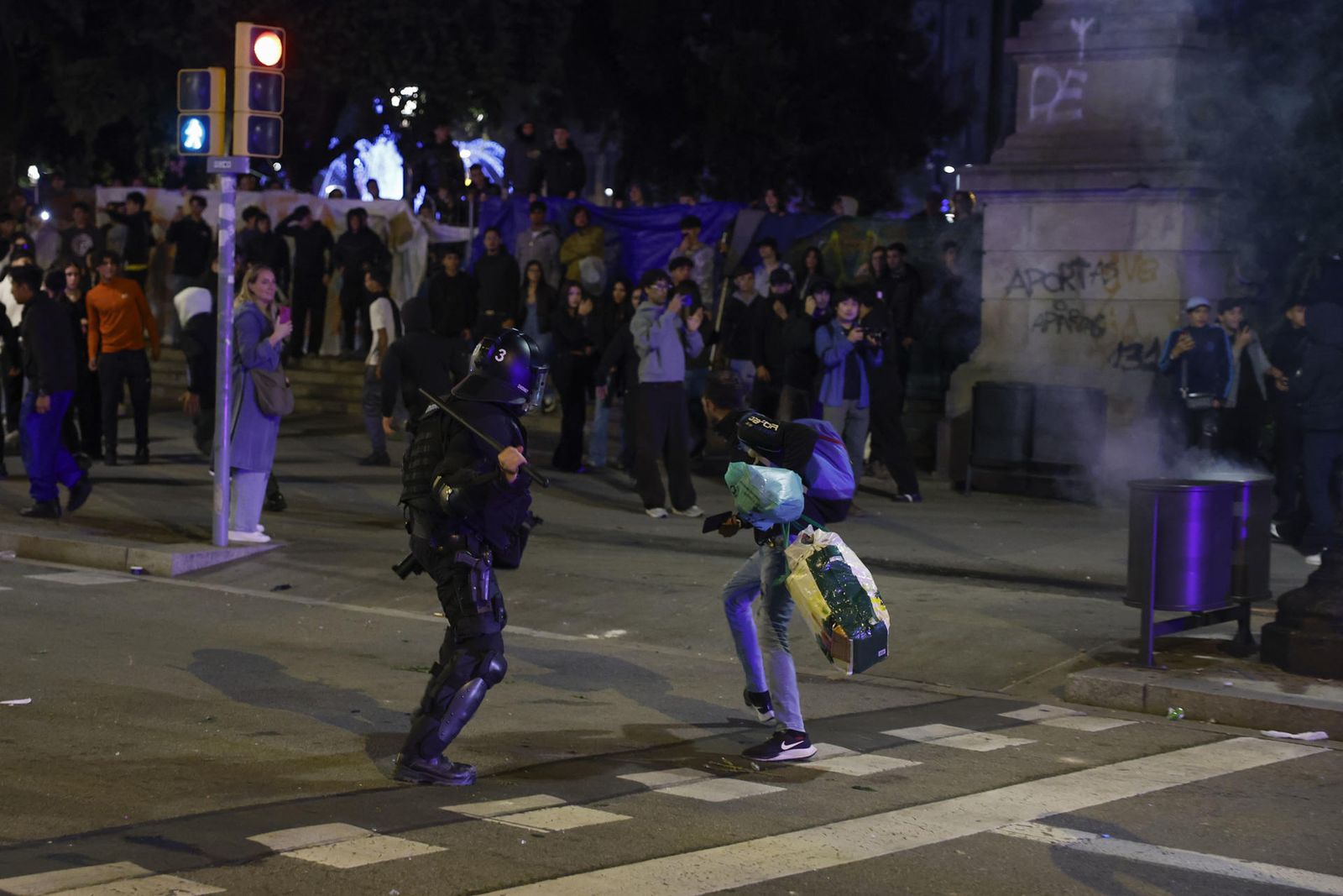 Imatge d'un delsdisturbis per la protesta de joves a la plaça Catalunya