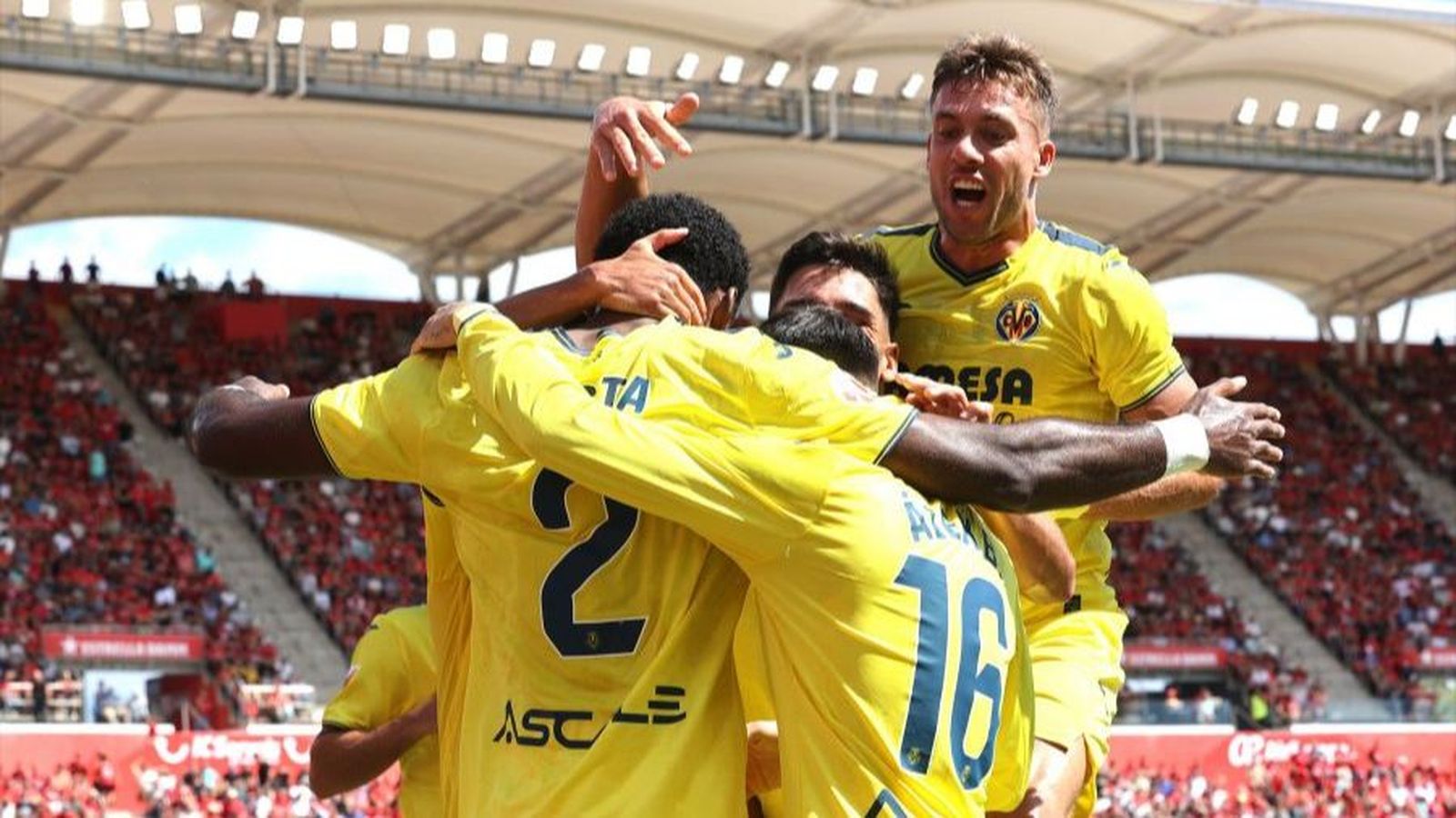 Els jugadors groguets celebren el triomf