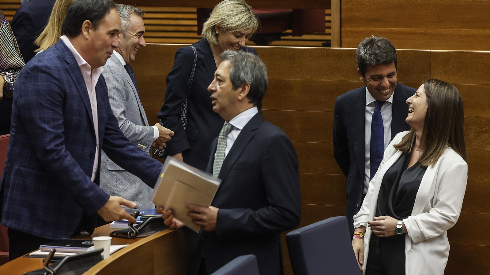 Membres del Consell i dels grups parlamentaris de PP i Vox, en els moments previs a la sessió de control