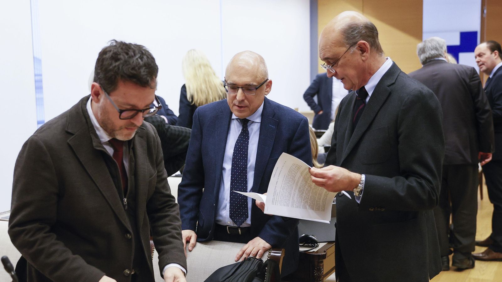 Els diputats socialistes Paco Aranda i Rafael Simancas conversen amb el diputat del PNB Mikel Legarda Uriarte en la Comissió de Justícia en el Congrés