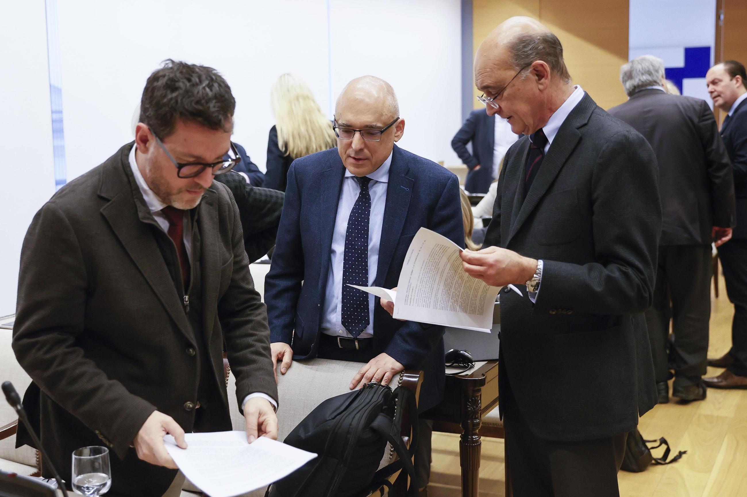 Els diputats socialistes Paco Aranda i Rafael Simancas conversen amb el diputat del PNB Mikel Legarda Uriarte en la Comissió de Justícia en el Congrés